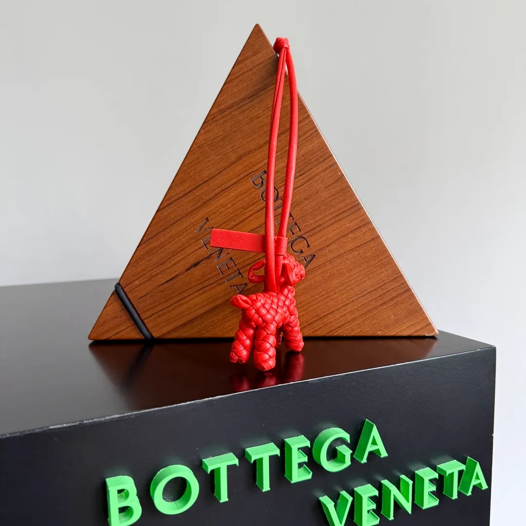 Batch 540 BOTTEGA VENETA2025 new puppy-shaped pendant braided puppy is now online😎The leather braided puppy-shaped pendant can be hung on any handbag, and it is as cute, delicate and colorful as it matches with a bag. Cute and cute, it will touch your heart at any time. It can be hung on bags or keychains. Who can resist such a cute puppy? Style number: 807068